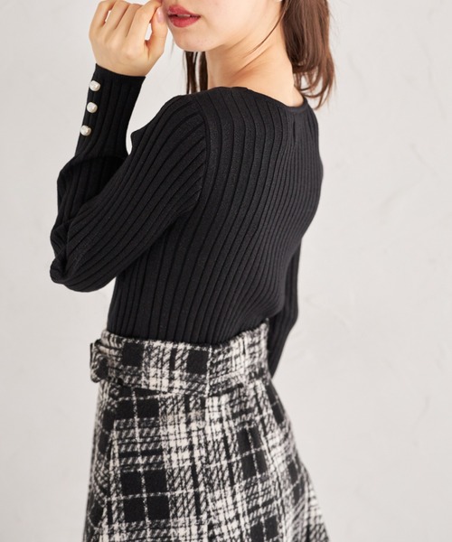tocco closet(トッコ クローゼット)の「袖口パール付きVネックリブニットプルオーバー(ニット/セーター・レディース・ミント/ラベンダー/オフホワイト/グレイッシュブルー/ブラック・M)」の20枚目の写真