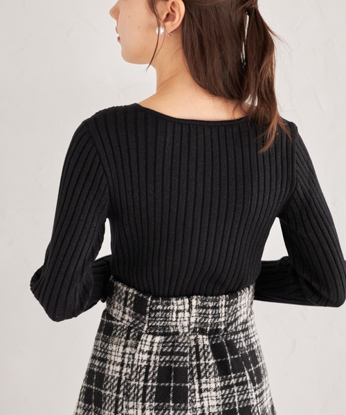 tocco closet(トッコ クローゼット)の「袖口パール付きVネックリブニットプルオーバー(ニット/セーター・レディース・ミント/ラベンダー/オフホワイト/グレイッシュブルー/ブラック・M)」の21枚目の写真