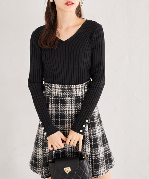 tocco closet(トッコ クローゼット)の「袖口パール付きVネックリブニットプルオーバー(ニット/セーター・レディース・ミント/ラベンダー/オフホワイト/グレイッシュブルー/ブラック・M)」の19枚目の写真