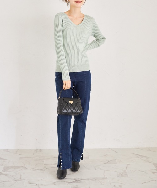 tocco closet(トッコ クローゼット)の「袖口パール付きVネックリブニットプルオーバー(ニット/セーター・レディース・ミント/ラベンダー/オフホワイト/グレイッシュブルー/ブラック・M)」の22枚目の写真