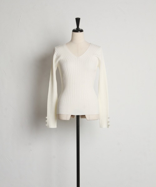 tocco closet(トッコ クローゼット)の「袖口パール付きVネックリブニットプルオーバー(ニット/セーター・レディース・ミント/ラベンダー/オフホワイト/グレイッシュブルー/ブラック・M)」の7枚目の写真