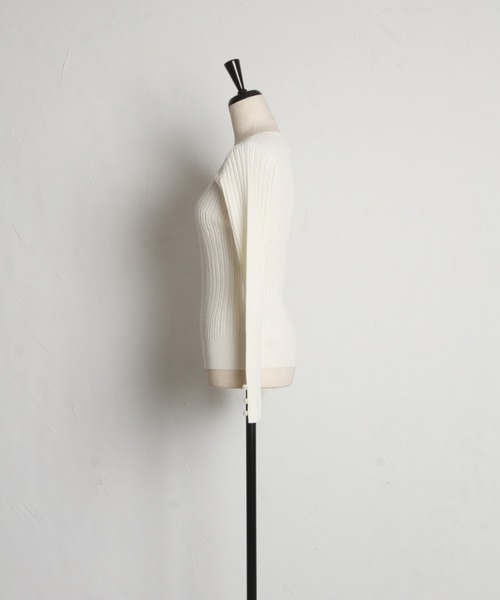 tocco closet(トッコ クローゼット)の「袖口パール付きVネックリブニットプルオーバー(ニット/セーター・レディース・ミント/ラベンダー/オフホワイト/グレイッシュブルー/ブラック・M)」の8枚目の写真