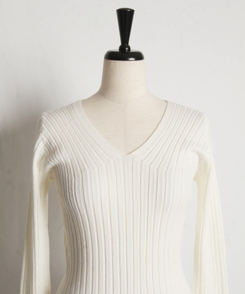 tocco closet(トッコ クローゼット)の「袖口パール付きVネックリブニットプルオーバー(ニット/セーター・レディース・ミント/ラベンダー/オフホワイト/グレイッシュブルー/ブラック・M)」の10枚目の写真