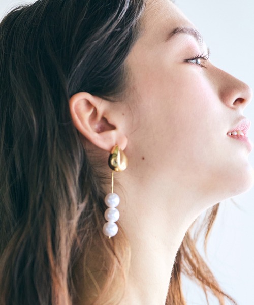 Audie a Muses(オーディアミューズ)の「パールアシンメトリーピアス(ピアス(両耳用)・レディース・ゴールド・FREE)」の3枚目の写真