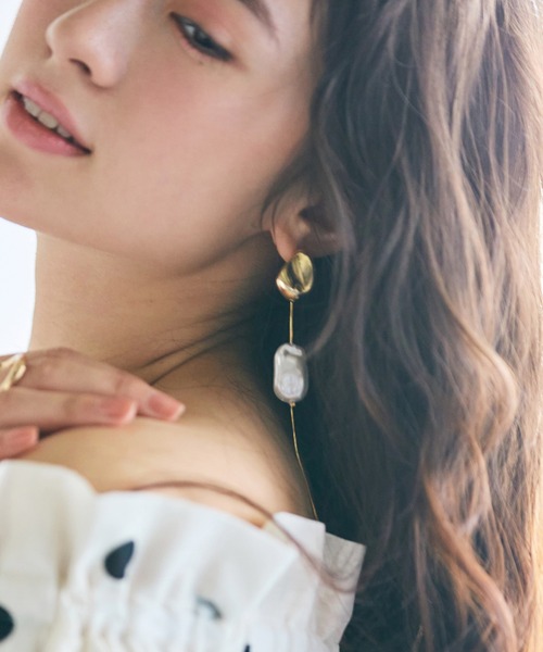 Audie a Muses(オーディアミューズ)の「パールアシンメトリーピアス(ピアス(両耳用)・レディース・ゴールド・FREE)」の2枚目の写真