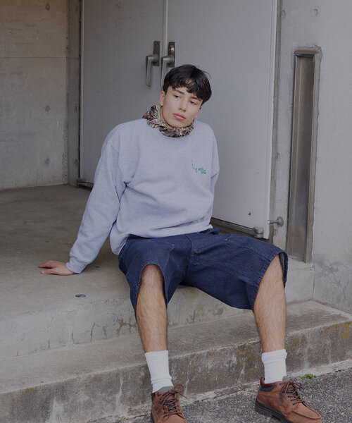 WHIMSIC（ウィムジック）の「【WHIMSIC】ロゴプリントスウェット”SILENCE IS VIOLENC”（スウェット・レディース・グレー/サンドベージュ・FREE）」の4枚目の写真