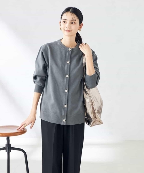 a.v.v(アーヴェヴェ)の「スウェットライククルーネックニットカーディガン(カーディガン/ボレロ・レディース・ミント/グレー系その他/チャコールグレー・36/34/38/40/42)」の2枚目の写真