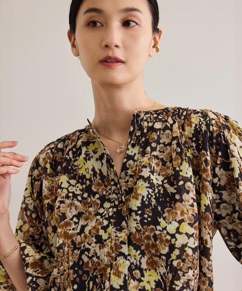 ROPE'(ロペ)の「【洗える】フェイディドフラワープリント・無地ブラウス(シャツ/ブラウス・レディース・ダークブラウン/ブラック/オフホワイト/ブルー・FREE)」の1枚目の写真