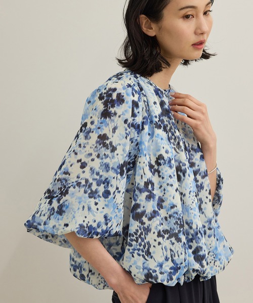 ROPE'(ロペ)の「【洗える】フェイディドフラワープリント・無地ブラウス(シャツ/ブラウス・レディース・ダークブラウン/ブラック/オフホワイト/ブルー・FREE)」の4枚目の写真