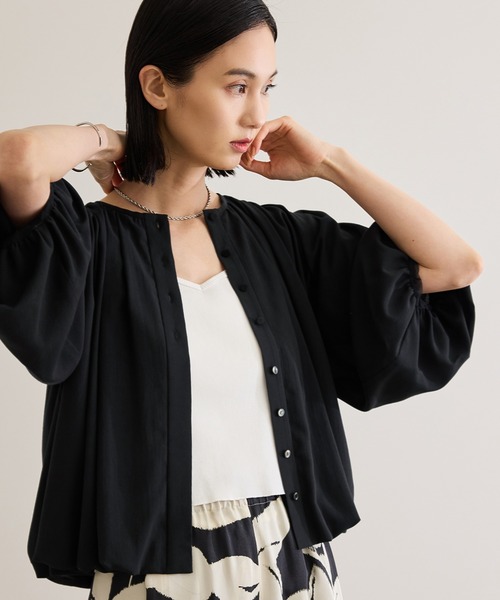 ROPE'(ロペ)の「【洗える】フェイディドフラワープリント・無地ブラウス(シャツ/ブラウス・レディース・ダークブラウン/ブラック/オフホワイト/ブルー・FREE)」の3枚目の写真