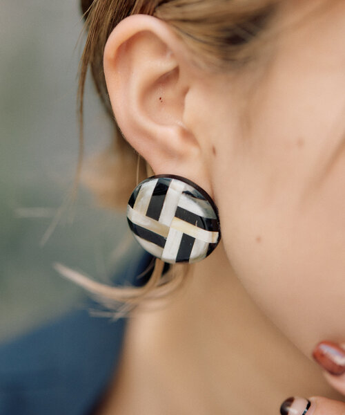 水牛角格子柄イヤリング