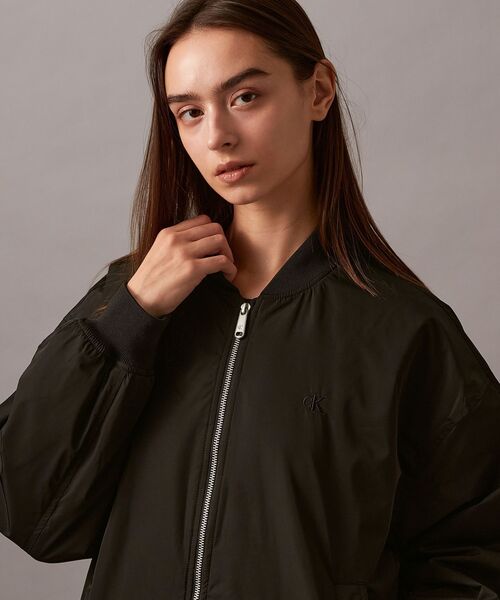 Calvin Klein(カルバン・クライン)の「ロング ボンバージャケット(ミリタリージャケット・レディース・コーラル/ブラック/ブルー系その他・XS/S)」の12枚目の写真
