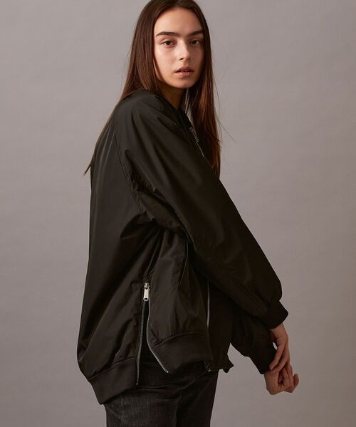 Calvin Klein(カルバン・クライン)の「ロング ボンバージャケット(ミリタリージャケット・レディース・コーラル/ブラック/ブルー系その他・XS/S)」の11枚目の写真