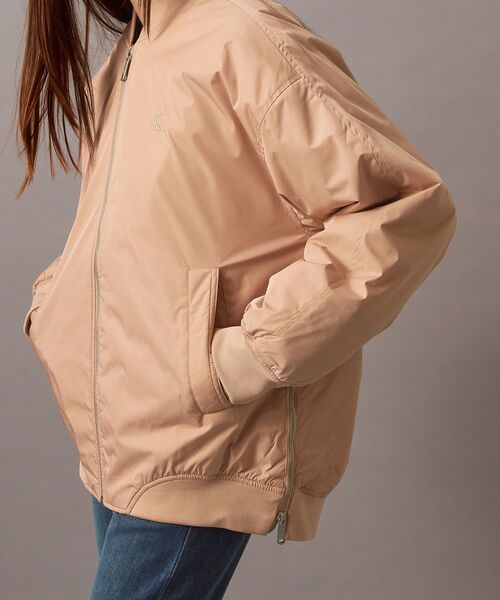 Calvin Klein(カルバン・クライン)の「ロング ボンバージャケット(ミリタリージャケット・レディース・コーラル/ブラック/ブルー系その他・XS/S)」の4枚目の写真
