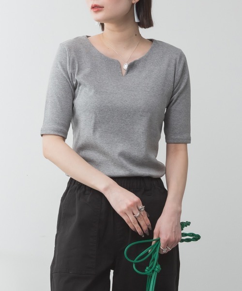 RCD(アールシーディー)の「キーネックコットン5分袖トップス(Tシャツ/カットソー・レディース・杢グレー/オフホワイト/ブラック/カーキ/グレイッシュベージュ・M/L/LL/3L/4L)」の3枚目の写真
