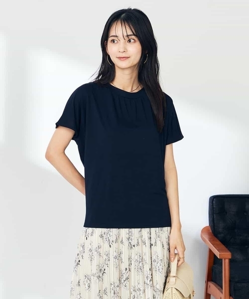a.v.v(アーヴェヴェ)の「【接触冷感/速乾/UVカット】ギャザーネックフレンチスリーブカットソー(Tシャツ/カットソー・レディース・グリーン/ネイビー/モカ/ライトピンク/アイボリー・34/36/38/40/42)」の4枚目の写真