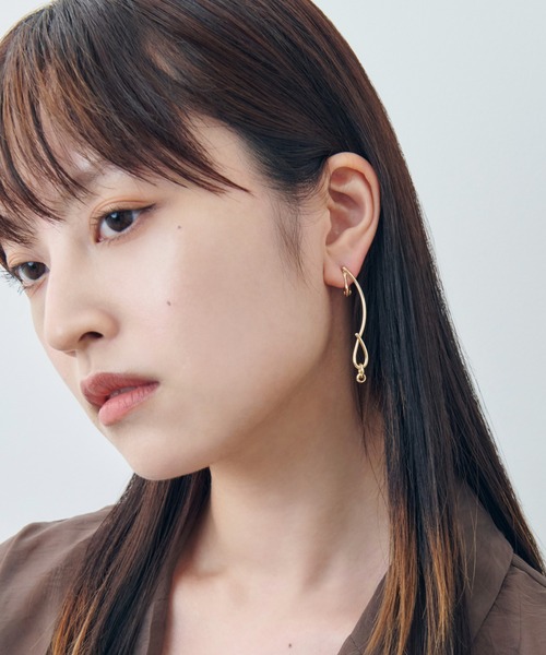 GOLDY(ゴールディ)の「ループ ライン アシンメトリー イヤリング(イヤリング・レディース・シルバー/シルバー×ゴールド/ゴールド・FREE)」の9枚目の写真