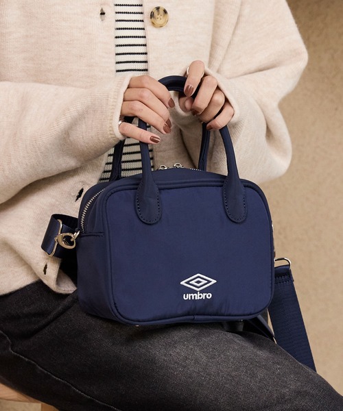 UMBRO（アンブロ）の「UMBRO/アンブロ 別注 撥水 ブランドロゴ刺繍 2WAYミニショルダーバッグ/ボストンバッグ（ボストンバッグ・レディース・グレー/ブラック/ネイビー・FREE）」の3枚目の写真