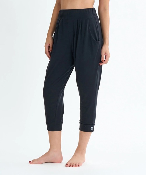 ROXY(ロキシー)の「RELAX LOOSE PANTS/ロキシー速乾ウエストゴムヨガパンツ(その他パンツ・レディース・マルチ/ブラック・SMALL/LARGE/MEDIUM)」の1枚目の写真