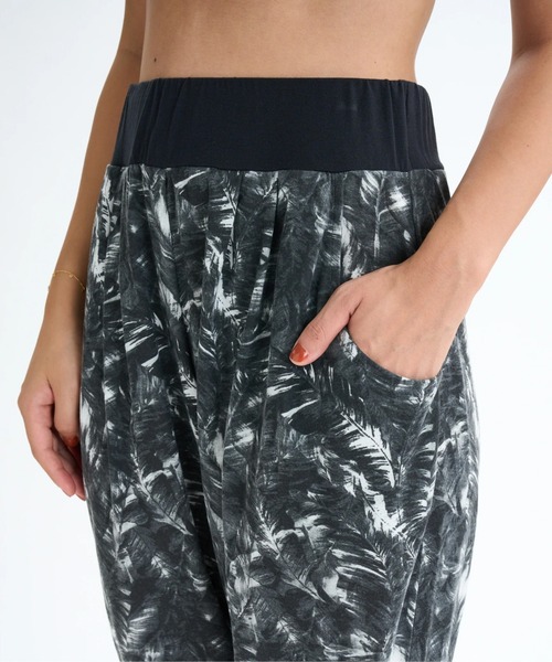 ROXY(ロキシー)の「RELAX LOOSE PANTS/ロキシー速乾ウエストゴムヨガパンツ(その他パンツ・レディース・マルチ/ブラック・SMALL/LARGE/MEDIUM)」の5枚目の写真