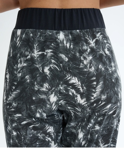 ROXY(ロキシー)の「RELAX LOOSE PANTS/ロキシー速乾ウエストゴムヨガパンツ(その他パンツ・レディース・マルチ/ブラック・SMALL/LARGE/MEDIUM)」の3枚目の写真