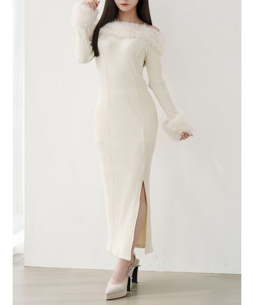 EATME（イートミー）の「フェイクファーオフショルロングワンピース（ワンピース・レディース・ブラウン/ネイビー/アイボリー/ブラック・FREE）」の2枚目の写真