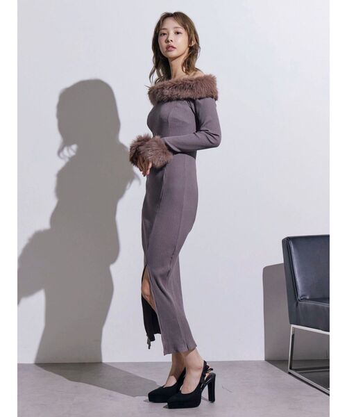 EATME（イートミー）の「フェイクファーオフショルロングワンピース（ワンピース・レディース・ブラウン/ネイビー/アイボリー/ブラック・FREE）」の17枚目の写真