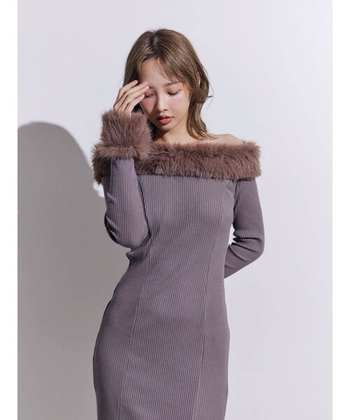 EATME（イートミー）の「フェイクファーオフショルロングワンピース（ワンピース・レディース・ブラウン/ネイビー/アイボリー/ブラック・FREE）」の11枚目の写真