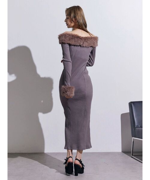 EATME（イートミー）の「フェイクファーオフショルロングワンピース（ワンピース・レディース・ブラウン/ネイビー/アイボリー/ブラック・FREE）」の12枚目の写真