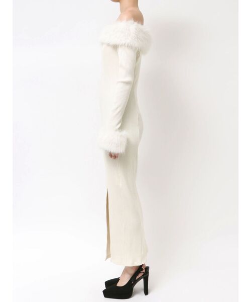 EATME（イートミー）の「フェイクファーオフショルロングワンピース（ワンピース・レディース・ブラウン/ネイビー/アイボリー/ブラック・FREE）」の6枚目の写真