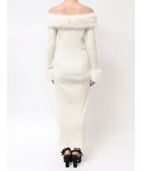 EATME（イートミー）の「フェイクファーオフショルロングワンピース（ワンピース・レディース・ブラウン/ネイビー/アイボリー/ブラック・FREE）」の7枚目の写真