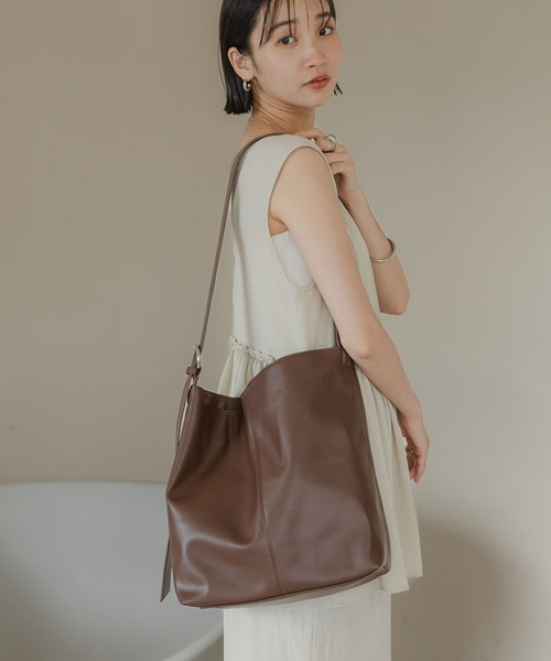 LOWRYS FARM（ローリーズファーム）の「ミドルワンショルダーＢＡＧ　580171（ショルダーバッグ・レディース・ベージュ/ブラウン/ブラック・FREE）」の3枚目の写真