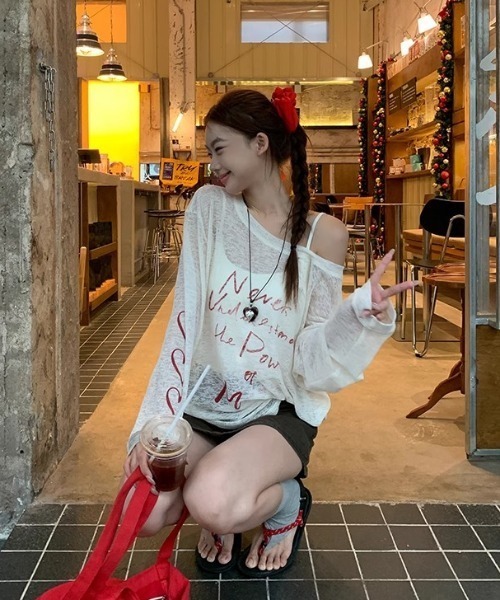 GEMEDA(ジェメダ)の「英字プリントシアーロングTシャツ(Tシャツ/カットソー・レディース・ホワイト系その他/ホワイト/ブラック/ベージュ/ブラック系・M)」の17枚目の写真