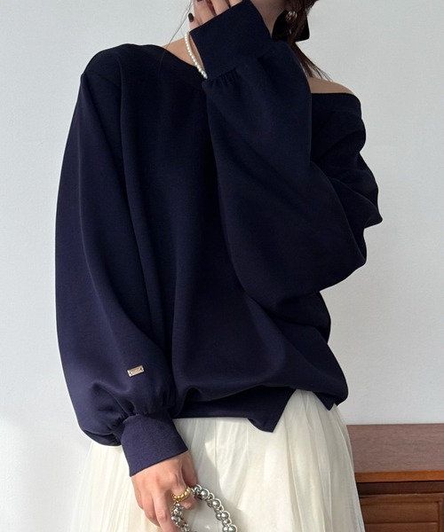 JUNOAH(ジュノア)の「ワンショルスリットスウェット(スウェット・レディース・ブルー系その他/ブラック/杢グレー・SMALL/MEDIUM/LARGE)」の3枚目の写真