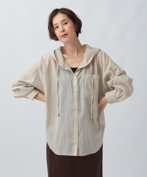 LEPSIM（レプシィム）の「シアーフード長袖シャツ　582345（シャツ/ブラウス・レディース・キャメル/アイボリー/ブラック・FREE）」の2枚目の写真