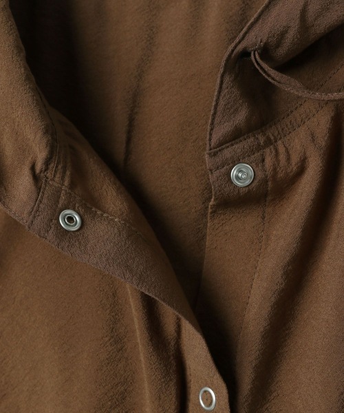 LEPSIM（レプシィム）の「シアーフード長袖シャツ　582345（シャツ/ブラウス・レディース・キャメル/アイボリー/ブラック・FREE）」の9枚目の写真