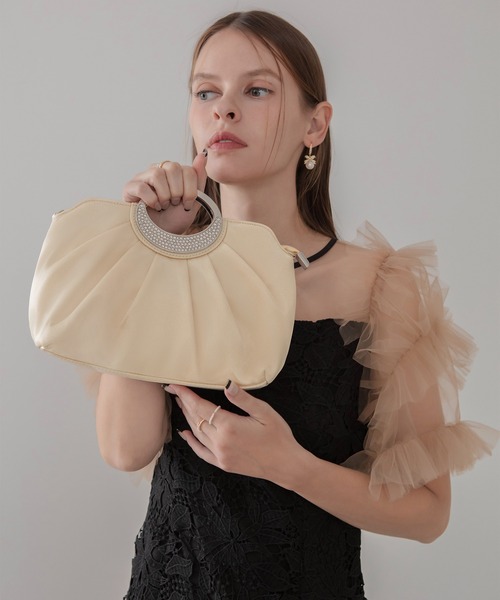 Leja(レジャ)の「【LEJA】サテンプリーツリングハンドル2WAYクラッチバッグ結婚式 パーティー 成人式 二次会 同窓会 お呼ばれ オケージョン 20代 30代(ハンドバッグ・レディース・ベージュ/ブラック・FREE)」の2枚目の写真