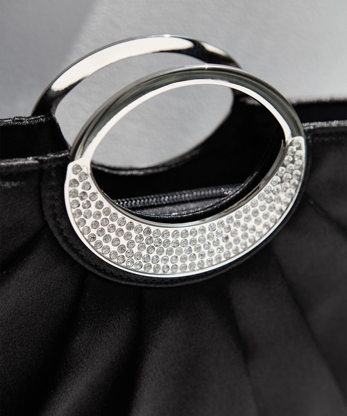 Leja(レジャ)の「【LEJA】サテンプリーツリングハンドル2WAYクラッチバッグ結婚式 パーティー 成人式 二次会 同窓会 お呼ばれ オケージョン 20代 30代(ハンドバッグ・レディース・ベージュ/ブラック・FREE)」の7枚目の写真