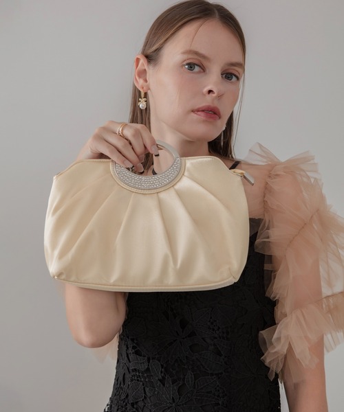 Leja(レジャ)の「【LEJA】サテンプリーツリングハンドル2WAYクラッチバッグ結婚式 パーティー 成人式 二次会 同窓会 お呼ばれ オケージョン 20代 30代(ハンドバッグ・レディース・ベージュ/ブラック・FREE)」の9枚目の写真