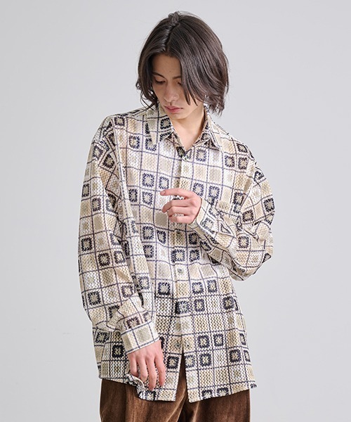 Revo.(レボ)の「Revo. クロシェパターン 総柄プリント シアーシャツ 長袖(シャツ/ブラウス・メンズ・モカ/ナチュラル/ブラック・2/1)」の8枚目の写真