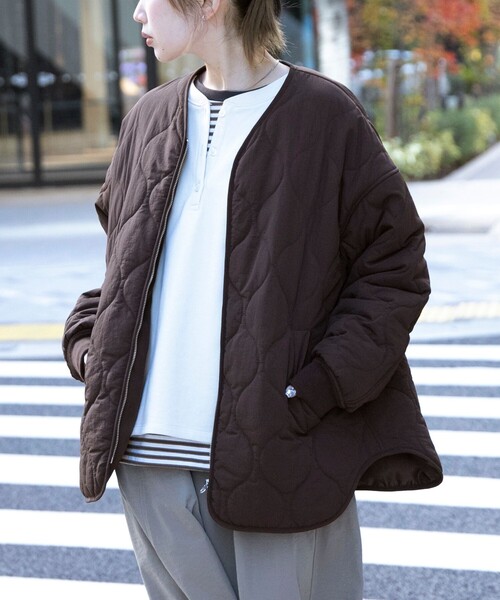 coen（コーエン）の「ノーカラー撥水キルティングブルゾン オーバーサイズ（ノーカラージャケット・レディース・ブラック/オリーブ/オフホワイト/ダークブラウン・M/L）」の3枚目の写真