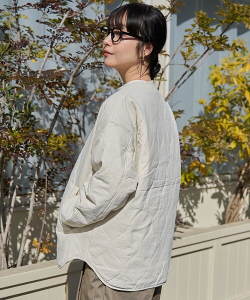 coen（コーエン）の「ノーカラー撥水キルティングブルゾン オーバーサイズ（ノーカラージャケット・レディース・ブラック/オリーブ/オフホワイト/ダークブラウン・M/L）」の8枚目の写真