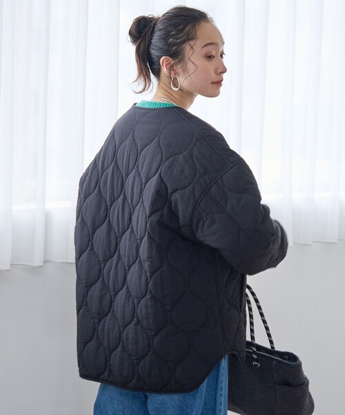 coen（コーエン）の「ノーカラー撥水キルティングブルゾン オーバーサイズ（ノーカラージャケット・レディース・ブラック/オリーブ/オフホワイト/ダークブラウン・M/L）」の18枚目の写真