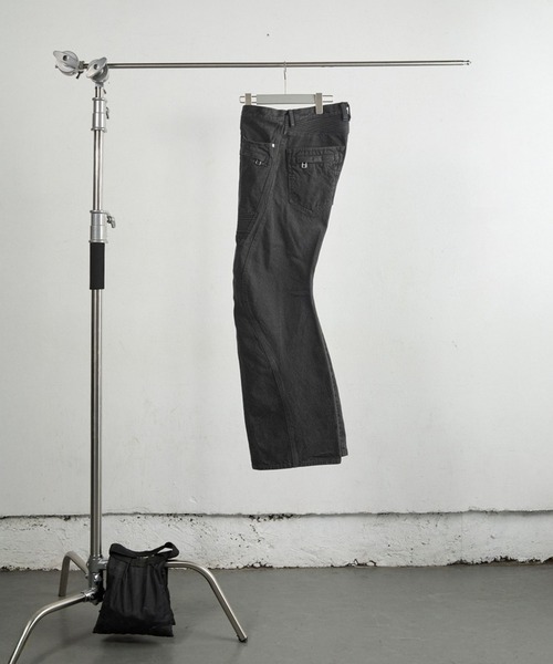 NVRFRGT(ネヴァーフォーゲット)の「3D TWISTED MOTO JEANS(デニムパンツ・メンズ・ダークブラウン/ダークグレー・2)」の4枚目の写真