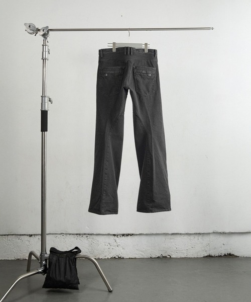 NVRFRGT(ネヴァーフォーゲット)の「3D TWISTED MOTO JEANS(デニムパンツ・メンズ・ダークブラウン/ダークグレー・2)」の5枚目の写真