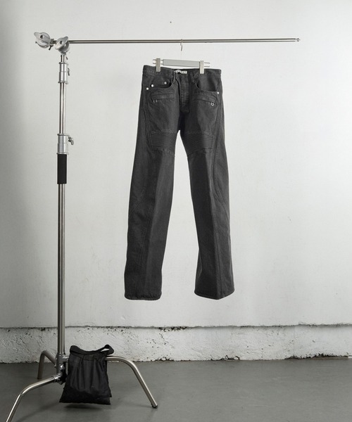 NVRFRGT(ネヴァーフォーゲット)の「3D TWISTED MOTO JEANS(デニムパンツ・メンズ・ダークブラウン/ダークグレー・2)」の3枚目の写真