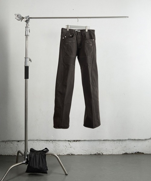 NVRFRGT(ネヴァーフォーゲット)の「3D TWISTED MOTO JEANS(デニムパンツ・メンズ・ダークブラウン/ダークグレー・2)」の11枚目の写真
