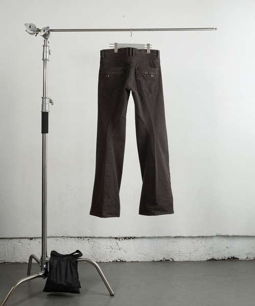 NVRFRGT(ネヴァーフォーゲット)の「3D TWISTED MOTO JEANS(デニムパンツ・メンズ・ダークブラウン/ダークグレー・2)」の13枚目の写真
