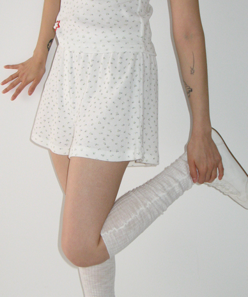 RONRON(ロンロン)の「WALFFLE FLORAL SHORT PANTS WHITE(その他パンツ・レディース・その他・FREE)」の1枚目の写真