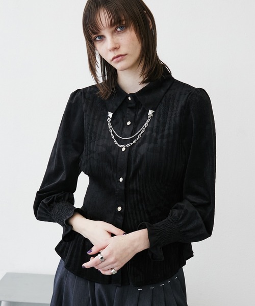 MONOe(モノエ)の「チャイナ柄プリーツマットシャツ(シャツ/ブラウス・レディース・ホワイト/ブラック/カーキ・FREE)」の1枚目の写真